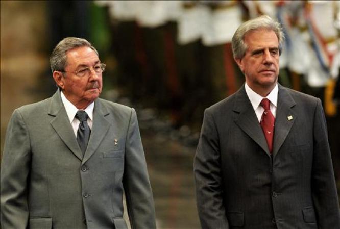 15 DE OCTUBRE, 2013:El presidente de Cuba, Raúl Castro, y el exgobernante uruguayo Tabaré Vázquez conversaron hoy en La Habana sobre asutos de la agenda internacional y regional, informó la televisión estatal cubana.