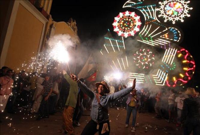 25 DICIEMBRE, 2013 - Las parrandas de la localidad de Remedios, la festividad más antigua de Cuba ofrecieron hoy una muestra de carrozas y variedad de fuegos artificiales, claves de la rivalidad que enfrenta a dos barrios de sus pobladores por la mejor expresión de creatividad.