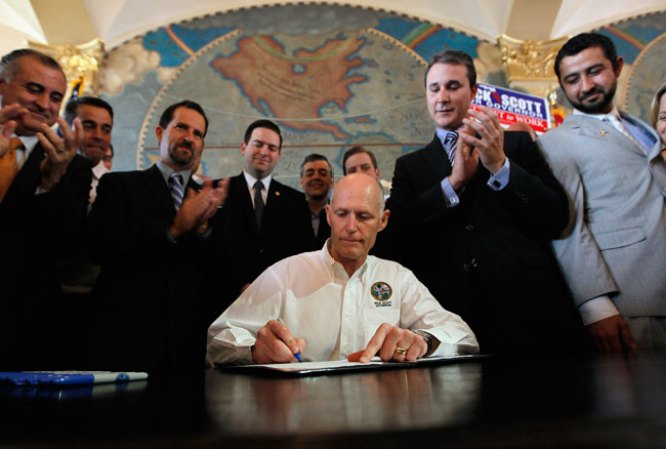 1 DE MAYO, 2012: El gobernador de Florida Rick Scott firma una ley en Miami cuyo propósito es penalizar a empresas que hacen negocios con Cuba.,