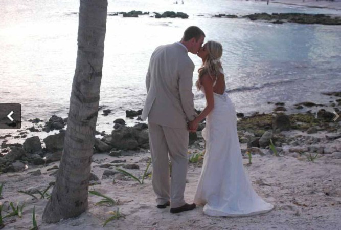 Lauren Tannehill, esposa del quarterback de los Dolphins de Miami, Ryan Tannehill, olvidó un fusil AR-15 este mes en un auto rentado.
