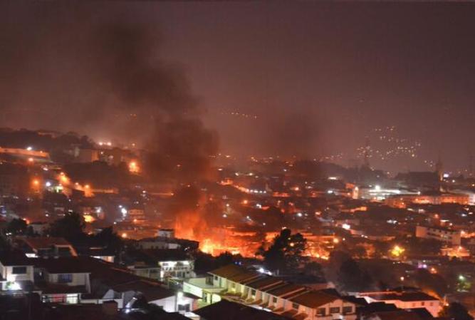 Manifestaciiones en Caracas este martes en la noche.