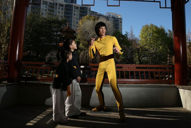 El museo conmemora de esa manera el aniversario No 40 desde la muerte del actor de películas de karate.