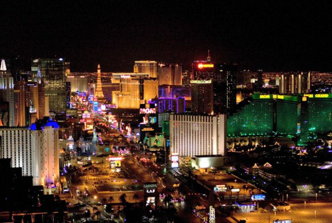 LAS VEGAS, NEVADA: Hay quien llama a esta ciudad la "Capital del Suicidio". Quienes viven o están de visita en Las Vegas tienen un 50 por ciento más posibilidades de acabar suicidándose que en cualquier otro lugar de Estados Unidos, según un estudio originado en la Universidad de Harvard.