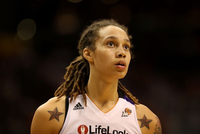 Brittney Griner, la jugadora de baloncesto femenino que podría ser la primera mujer en jugar en la NBA, reconoció públicamente su homosexualidad en el 2013. "Salir del armario es simplemente ser quien eres", dijo Griner.
