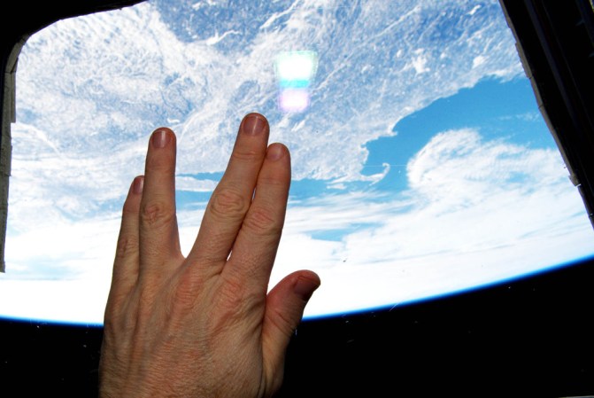El astronauta Terry Virts subió a twitter esta foto en tributo al actor Leonard Nimoy fallecido el viernes 27 de febrero del 2015.