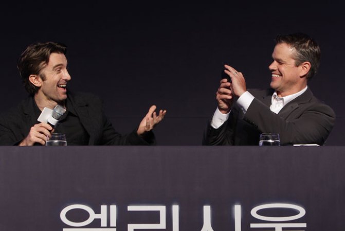 Matt Damon con su compañero de reparto Sharlto Copley.