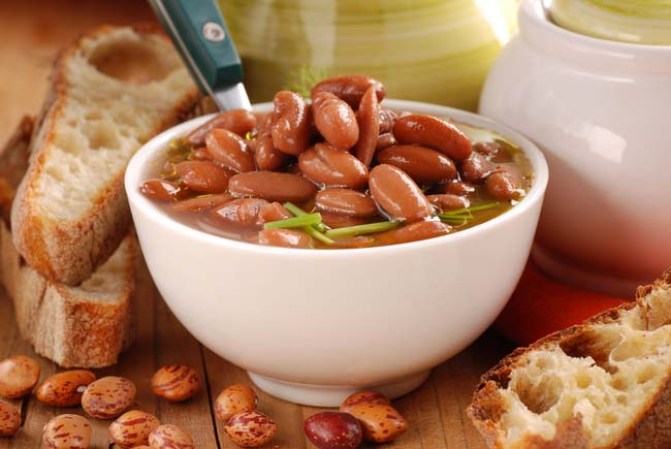 Los frijoles y las lentejas al ser leguminosas cuentan con una gran cantidad de proteínas. Además de tener un alto nivel de fibra, son ricas en hierro, folato, calcio y zinc.