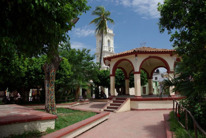 Como en la mayoría de las poblaciones mexicanas, una plaza pública se ubica en el centro de la isla, y muy cerca de ahí están un museo y una iglesia.