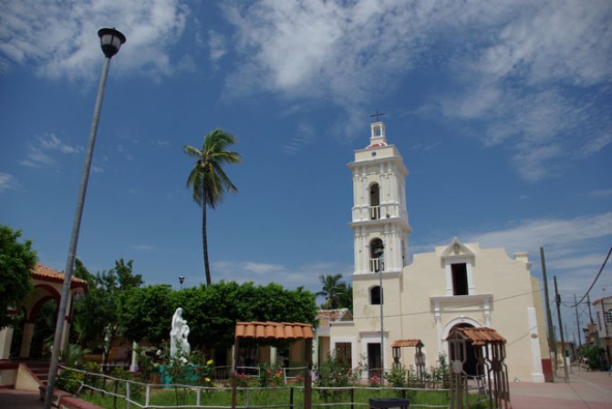 La iglesia de la isla está dedicada a San Pedro y San Pablo, santos patronos de los mexcaltecos, que son celebrados con una colorida fiesta cada 29 de junio.