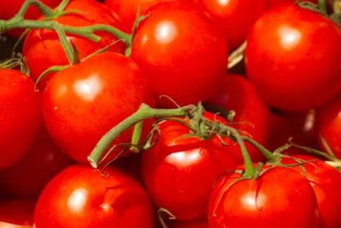 Tomates en lata: La acidez del tomate hace que la resina utilizada en el revestimiento de la lata aumente el nivel del tóxico Bisfemol A que entra en nuestro cuerpo y afecta nuestro equilibrio hormonal.