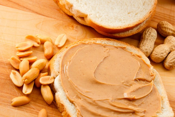 Con moderación, es rica en vitamina B para producir nuevas células. Un poco de crema de cacahuate en una rebanada de pan tostado es un excelente snack.