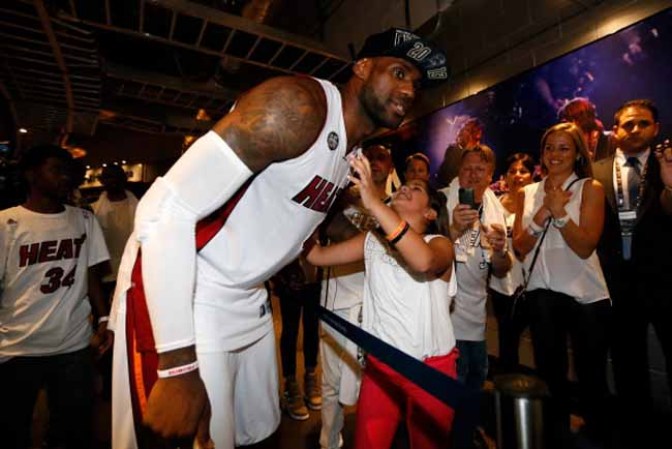 LeBron James #6 del Miami Heat y una niña fanática suya.