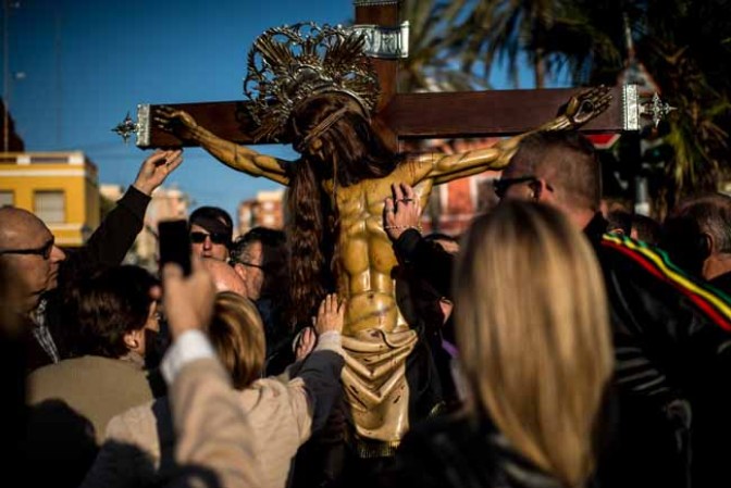 Las procesiones se echan a las calles para recordar la crucifixión de Jesús.