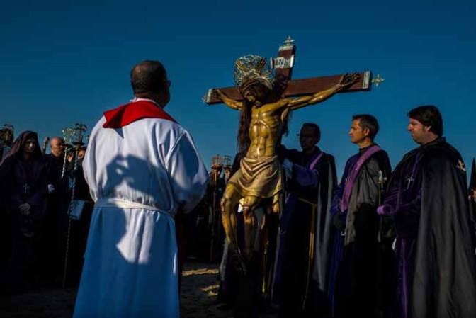 Las procesiones se echan a las calles para recordar la crucifixión de Jesús.
