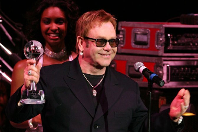 En el lugar 17:<br />El cantante Elton John. Ha sabido sobrevivir, dando ejemplo de saber hacer, saber estar y saber ser.