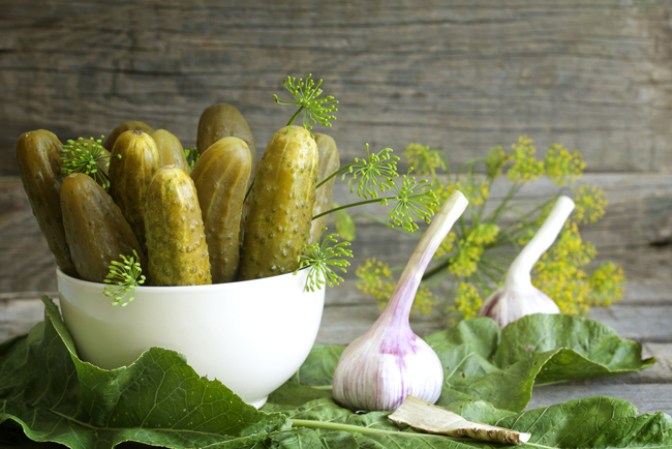Pepinillos encurtidos (pickles). Un solo pepinillo puede tener hasta 830 mg de sodio, y hay que recordar que mucha sal en la dieta eleva la presión.