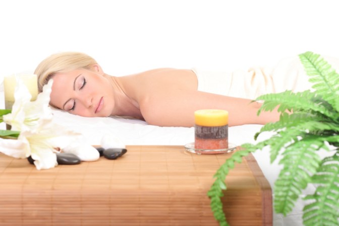 Ve a un spa y toma un masaje relajante.