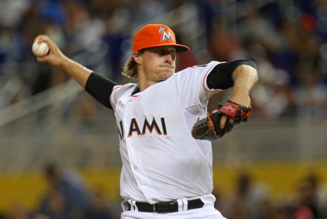 El Pitcher abridor Tom Koehler #34 de los Miami Marlins.