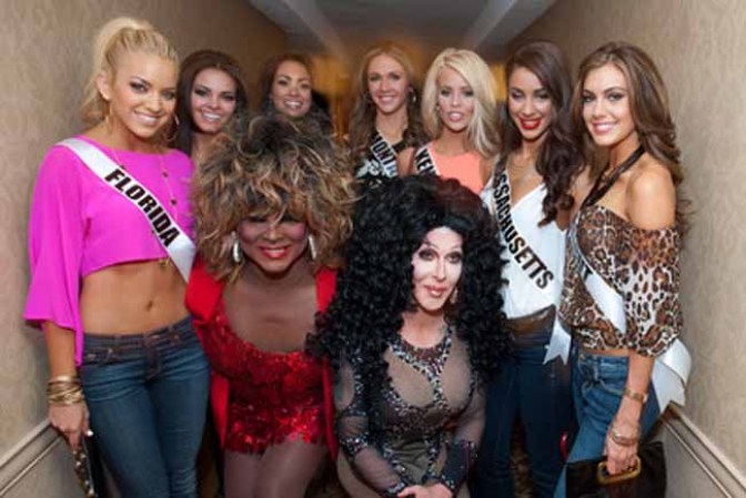 Junto a imitadoras de famosos.