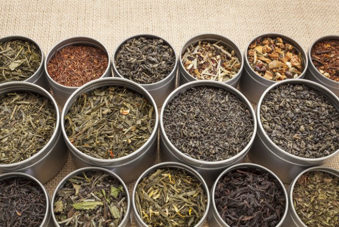 Té en lata. Los que vienen embotellados tienen un altísimo contenido de jarabe de maíz alto en fructosa u otros tipos de endulzantes. Una lata de 15 onzas de té verde en lata tiene la misma cantidad de azúcar que una barra de chocolate de 34 gr.