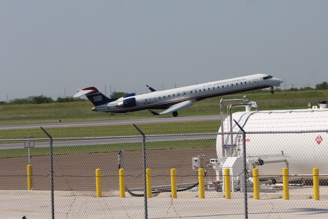 ... de McAllen, provocando que el ala de aeronave impactara la pista