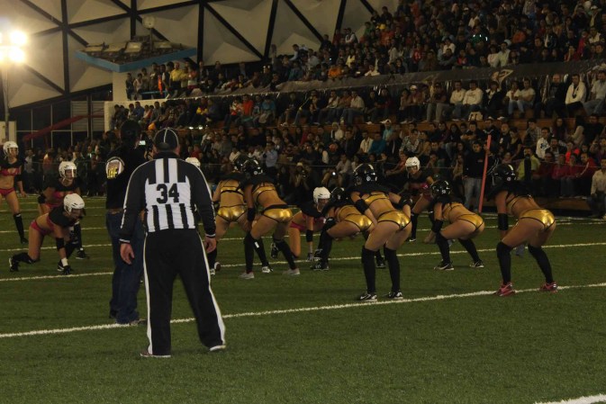 La liga Iberoamericana de Fútbol (LIBF) se ha convertido en todo un fenómeno mediático en México, donde el fútbol americano es jugado por mujeres en bikini.