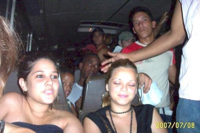 ...dentro de una guagua...