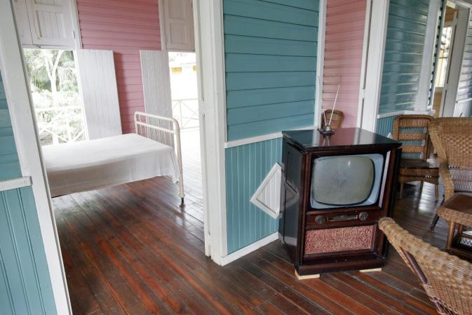 La casa de los Castro, muy cuidada y con televisor de la época.