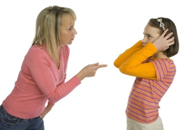 13. Mito “me debes la vida y yo puedo hacer contigo lo que quiera”. Esas frases no sólo crean dependencia y apego, también muestran una predilección al chantaje que no resulta nada positivo.