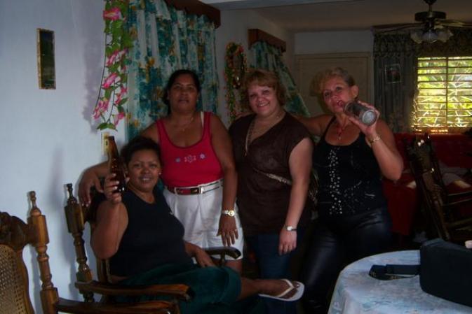 con mi familia en mi viaje a Cuba
