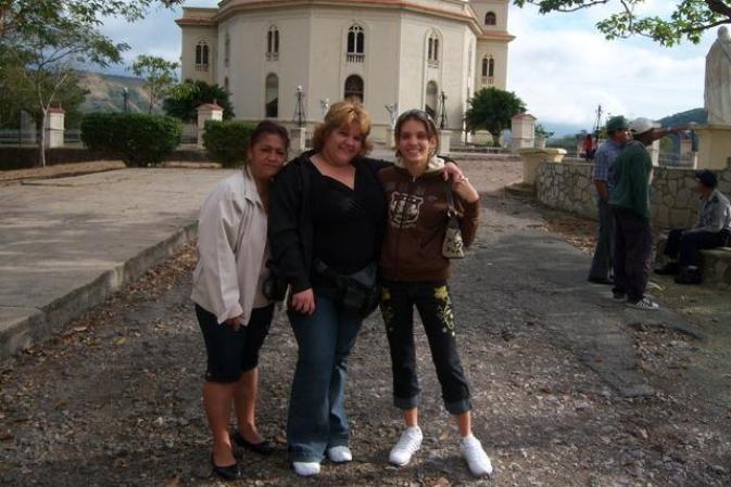 mi hermana y mi hijita en la capilla del cobre.