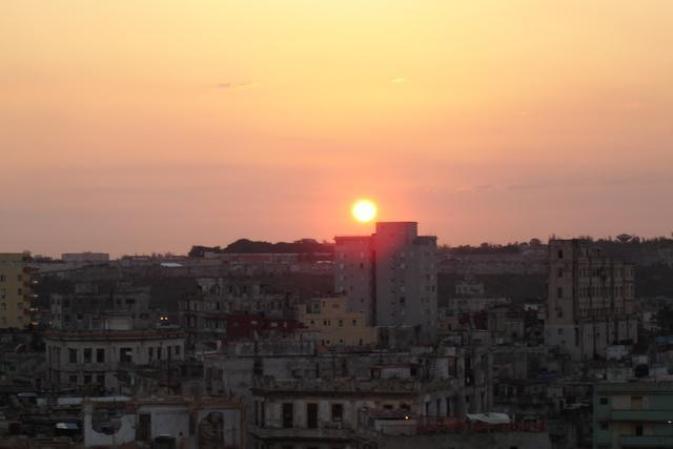 el sol saliendo en la habana.