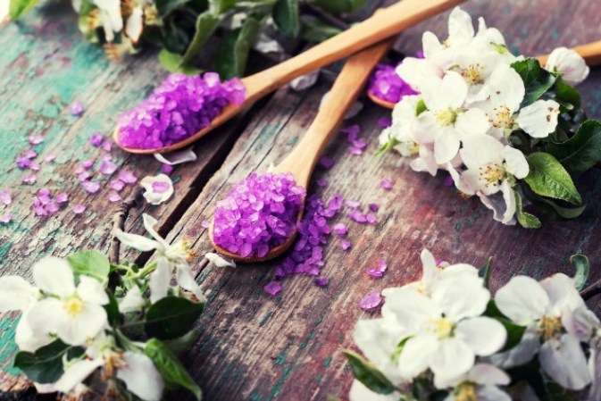 Si te sientes desanimada, prende una vela con aroma de cítricos o pon unas gotitas de aceite esencial de limón o naranja en un difusor, verás como el aroma que despide se llevará tu mal humor más rápido de lo que imaginas.
