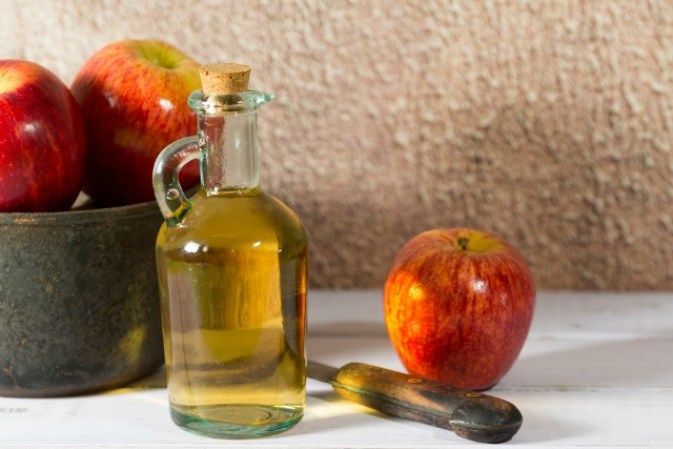 11. Ajo y miel. Quizá esta mezcla no te resulte efectiva, pero tiene unos efectos excelentes al combatir el desánimo. Pon en un recipiente de vidrio 150 gramos de ajos, sin piel y picados; vinagre de manzana y agua destilada, hasta cubrir los ajos.