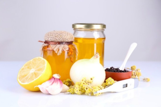 Bien tapado, dejas este preparado en un lugar oscuro. Después, cuélalo y agrégale 150 gramos de miel de abeja. Toma una cucharada sopera antes de cada comida. Guarda el resto en el frasco hermético en un lugar fresco.