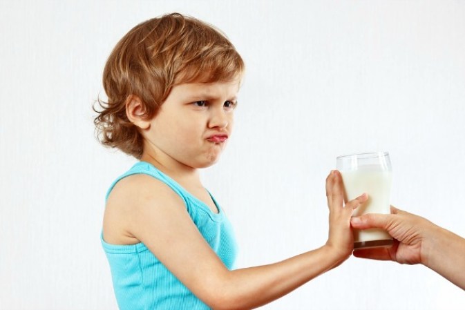 La intolerancia a la lactosa se refleja en gases, distensión abdominal, diarrea y dolor abdominal. Además, de dolores de cabeza, mal aliento y fatiga.
