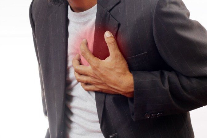2. Presión alta y problemas del corazón: Este órgano trabaja más rápido, lo que significa un sobreesfuerzo importante y la presión arterial se eleva; las arterias se lastiman porque la sangre circula a mayor velocidad y el corazón queda vulnerable.