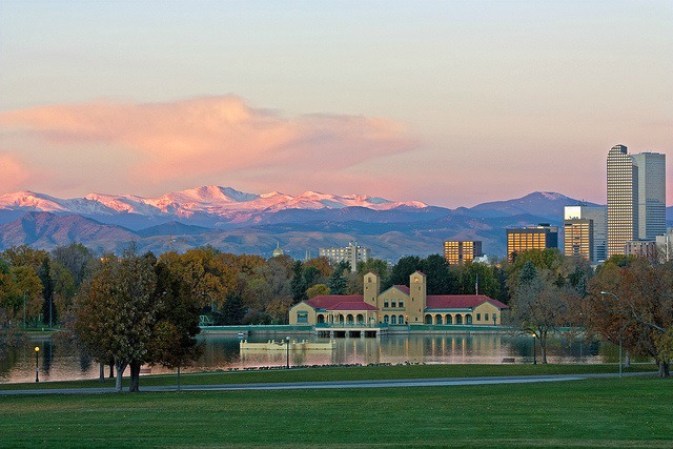 6. Denver. La baja tasa de desempleo de esta ciudad de Colorado, aunada a la creciente economía animan a muchos profesionales, entre ellos muchas mujeres a establecerse cerca de las Montañas Rocosas.