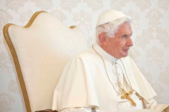 8 de abril del 2005: Como decano del Colegio de Cardenales, Ratzinger preside el funeral de Juan Pablo.