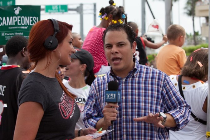 Los presentadores de Telemundo 51, Mariana Rodríguez y Carlos Maxwell.