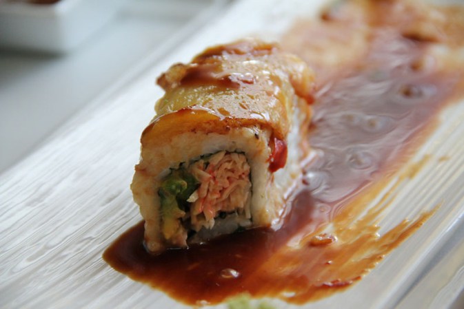 Sushi preparado con plátano maduro.
