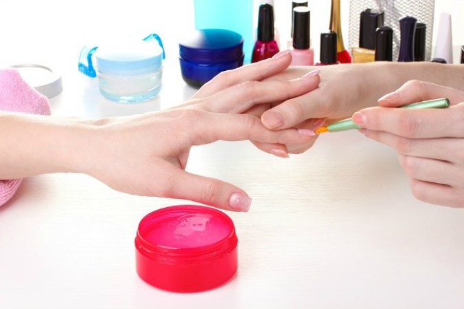 5. Tener vaselina en un envase pequeño te permite llevarla contigo y varias veces al día poner un poco sobre tus uñas, dando un masaje suave a las cutículas. Además de que éstas prácticamente desaparecerán, tus uñas se mantendrán flexibles y serán menos vulnerables a romperse.