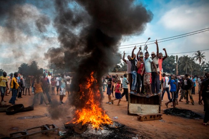17 de noviembre 2013. Manifestantes se reúnen en una calle de Bangui, capital de la República Centroafricna, para pedir la renuncia del presidente interino Michel Djotodia tras el asesinato del juez Modeste Martineau Bria. Foto WILLIAM DANIELS.