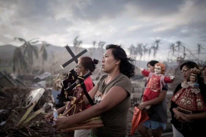 18 de noviembre 201. Sobrevivientes del tifón Haiyan marchan durante una procesión religiosa en Tolosa, en la isla de Leyte. Haiyan dejó 8,000 muertos y desaparecidos y más de cuatro millones de personas sin hogar tras arribar a tierra en el centro de Filipinas. Foto PHILIPPE LOPEZ