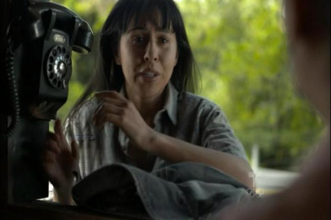 Irma Motoa es liberada y llama a su hermano Pedro. En la telenovela se nombra al ex hombre fuerte de Panamá, Manuel Antonio Noriega, como un personaje clave en el proceso.