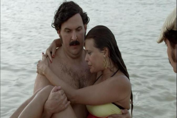 Regina casi se ahoga en el río. Pablo la rescata.