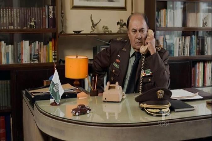 El coronel no le da una respuesta inmediata, pero no le queda otra opción despues de las amenazas del capo.