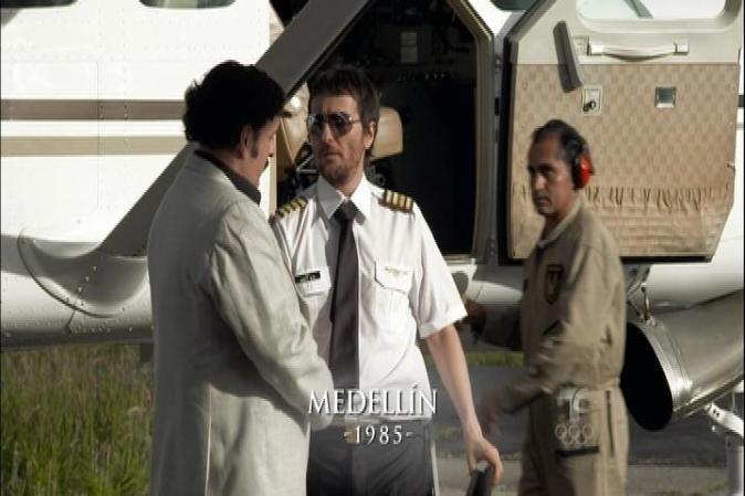 Pablo y el piloto se encuentran en Medellín. Escobar no se imagina que está saludando a quien mas tarde lo delatará.
