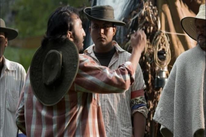 Mientras tanto en las montañas de Colombia, el comandante Mauricio del grupo insurgente MR20, adoctrina a sus hombres. Mauricio tiene semejanza en la vida real a Ivan Marino Ospina, cofundador del movimiento guerrillero M19.