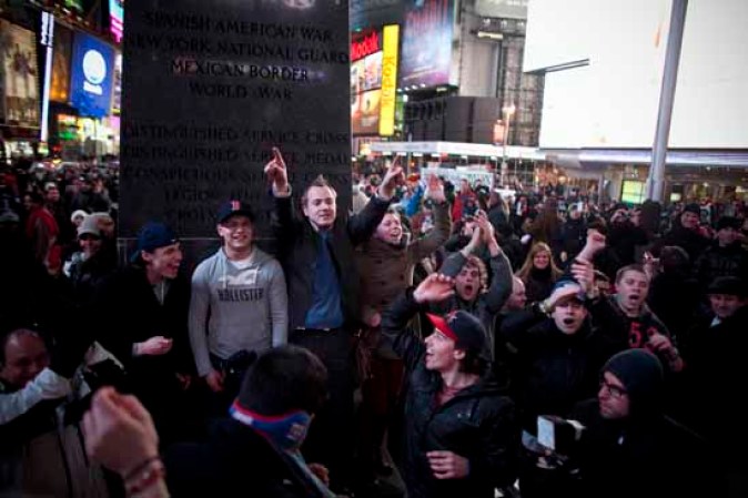 Fanáticos desde Times Square, Nueva York, bailan al ritmo de la cantante Madonna durante el show de medio tiempo.